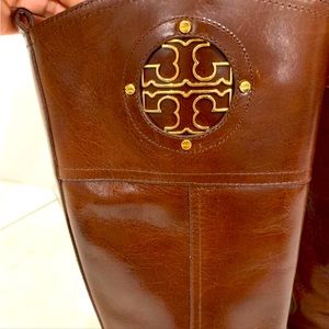 Size 5 Tory Burch riding boots. Good used condition. They were too small